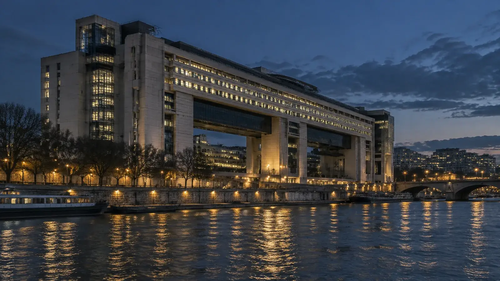 Ministère de l’Économie à Bercy, au bord de la Seine, à la tombée de la nuit